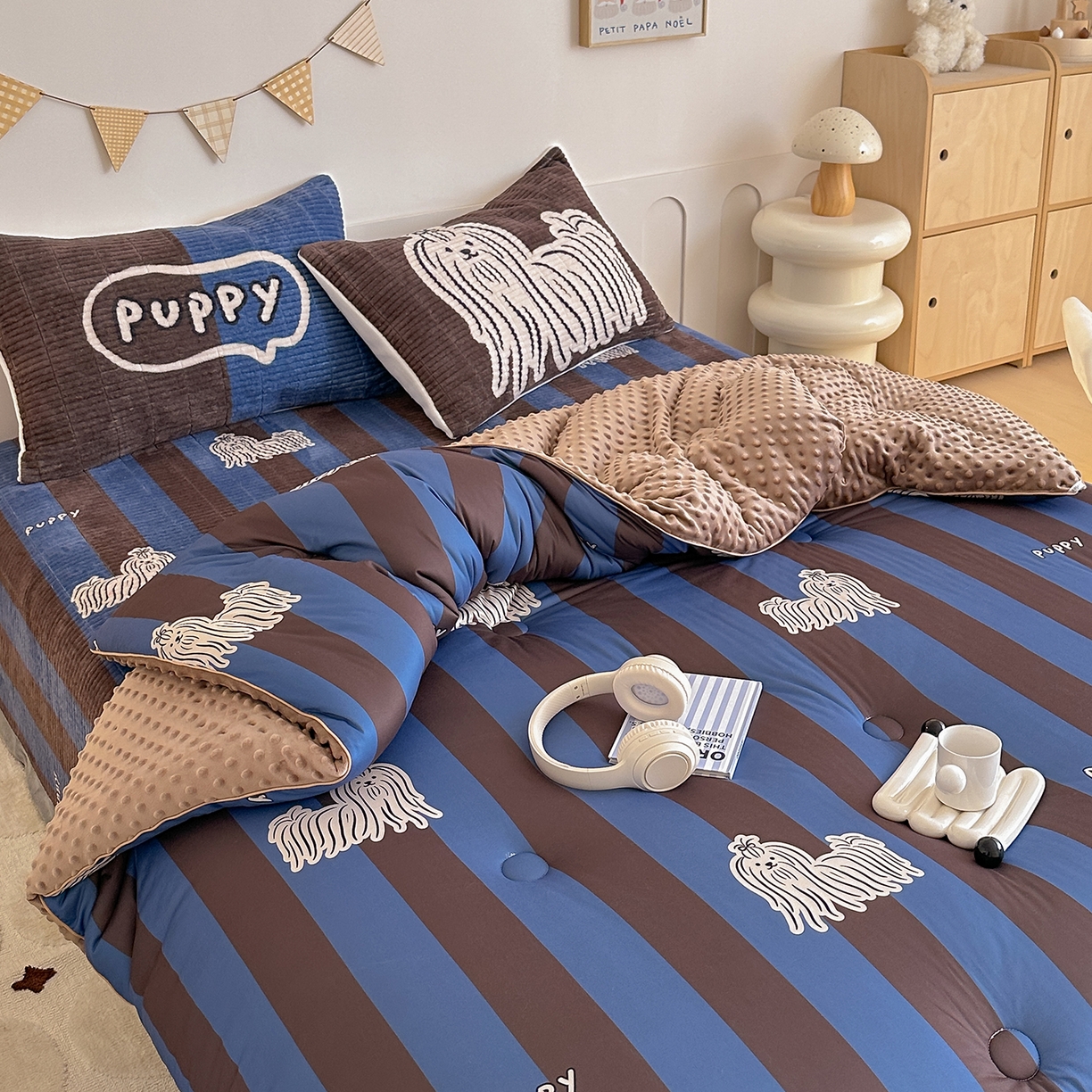 91家纺网 家纺一手货源 找家纺 RYB红黄兰 2025新款设计师原创数码印花牛奶绒夹棉床盖三件套 蓝条哈基米