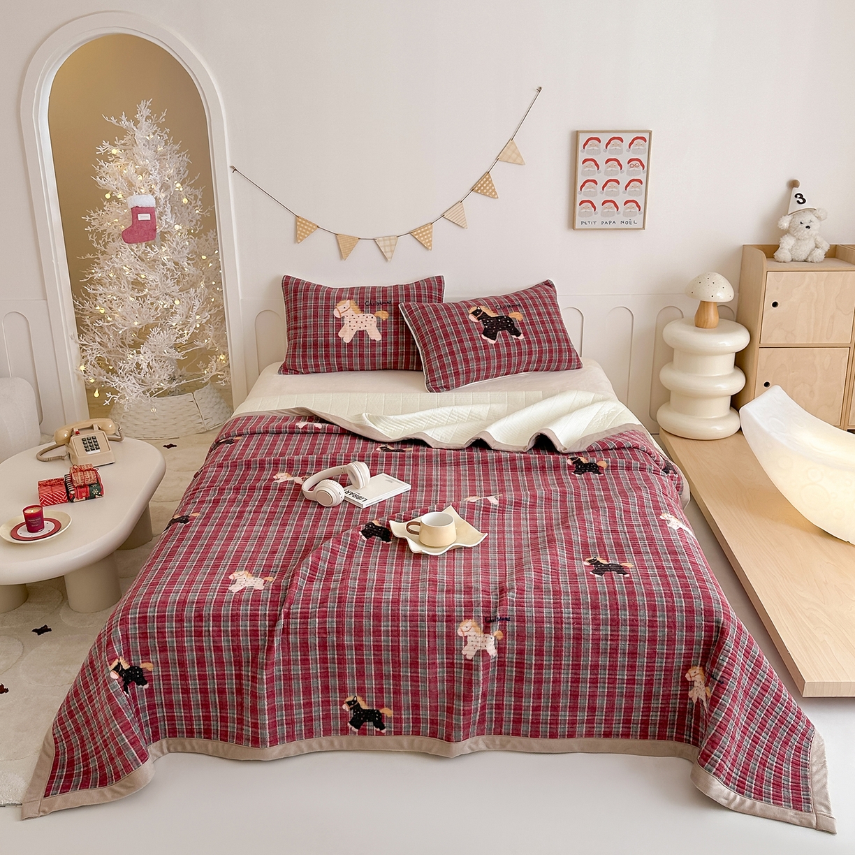 91家纺网 家纺一手货源 找家纺 RYB红黄兰 2025新款设计师原创数码印花牛奶绒夹棉床盖三件套 幸运加马