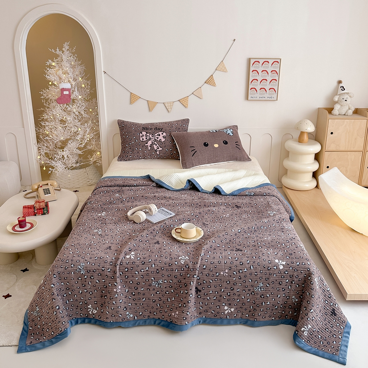 91家纺网 家纺一手货源 找家纺 RYB红黄兰 2025新款设计师原创数码印花牛奶绒夹棉床盖三件套 豹纹蝴蝶结