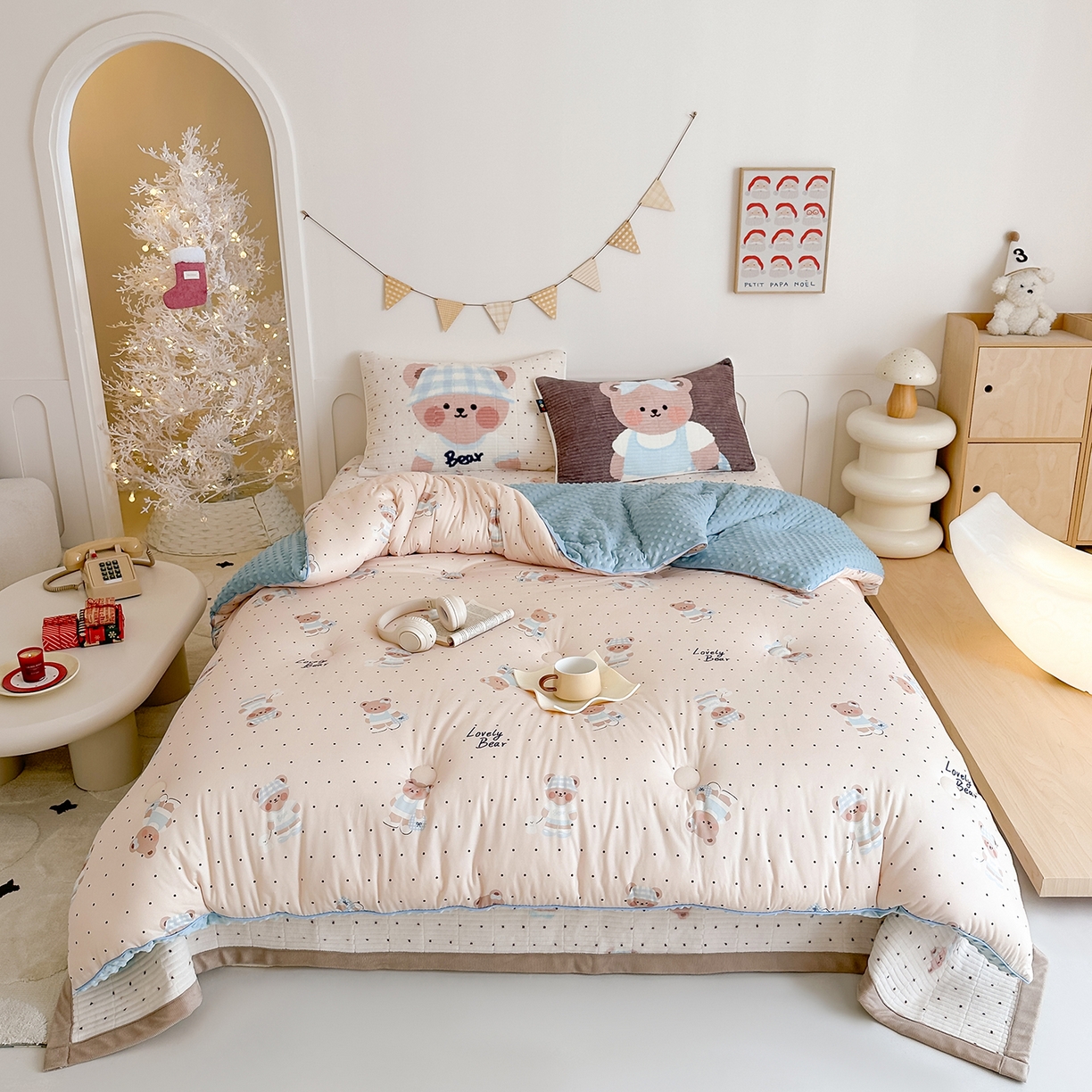 91家纺网 家纺一手货源 找家纺 RYB红黄兰 2025新款设计师原创数码印花牛奶绒夹棉床盖三件套 奶油熊宝