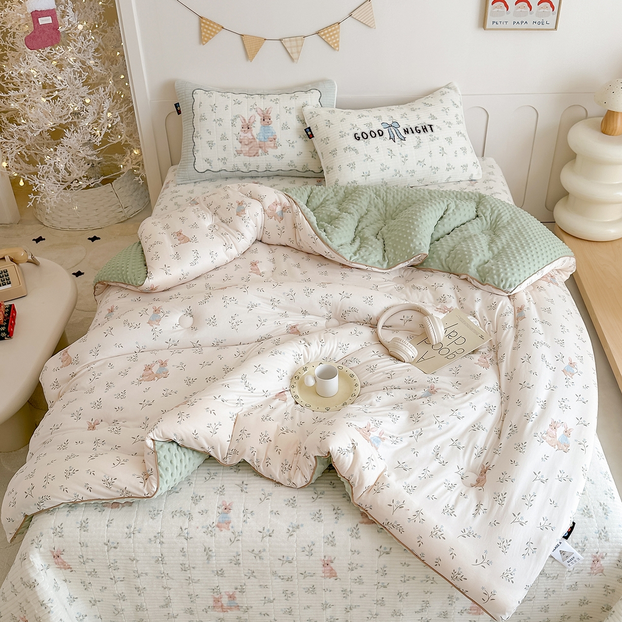 91家纺网 家纺一手货源 找家纺 RYB红黄兰 2025新款设计师原创数码印花牛奶绒夹棉床盖三件套 森林兔子