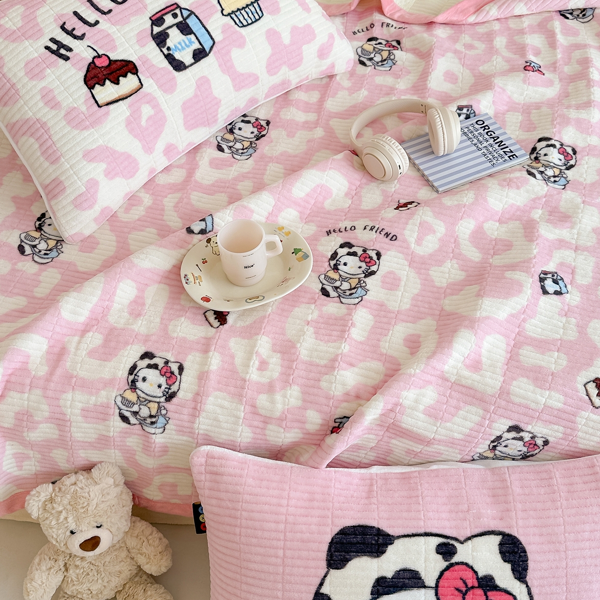 91家纺网 家纺一手货源 找家纺 RYB红黄兰 2025新款设计师原创数码印花牛奶绒夹棉床盖三件套 豹纹奶牛猫