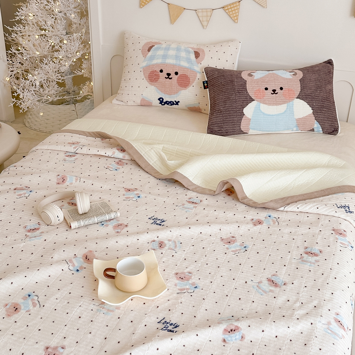 91家纺网 家纺一手货源 找家纺 RYB红黄兰 2025新款设计师原创数码印花牛奶绒夹棉床盖三件套 奶油熊宝