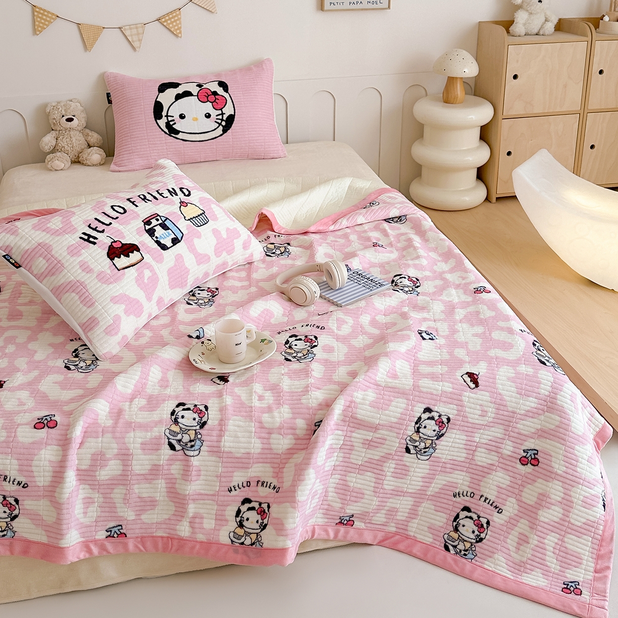 91家纺网 家纺一手货源 找家纺 RYB红黄兰 2025新款设计师原创数码印花牛奶绒夹棉床盖三件套 豹纹奶牛猫