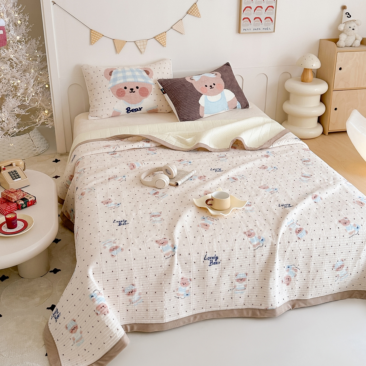 91家纺网 家纺一手货源 找家纺 RYB红黄兰 2025新款设计师原创数码印花牛奶绒夹棉床盖三件套 奶油熊宝