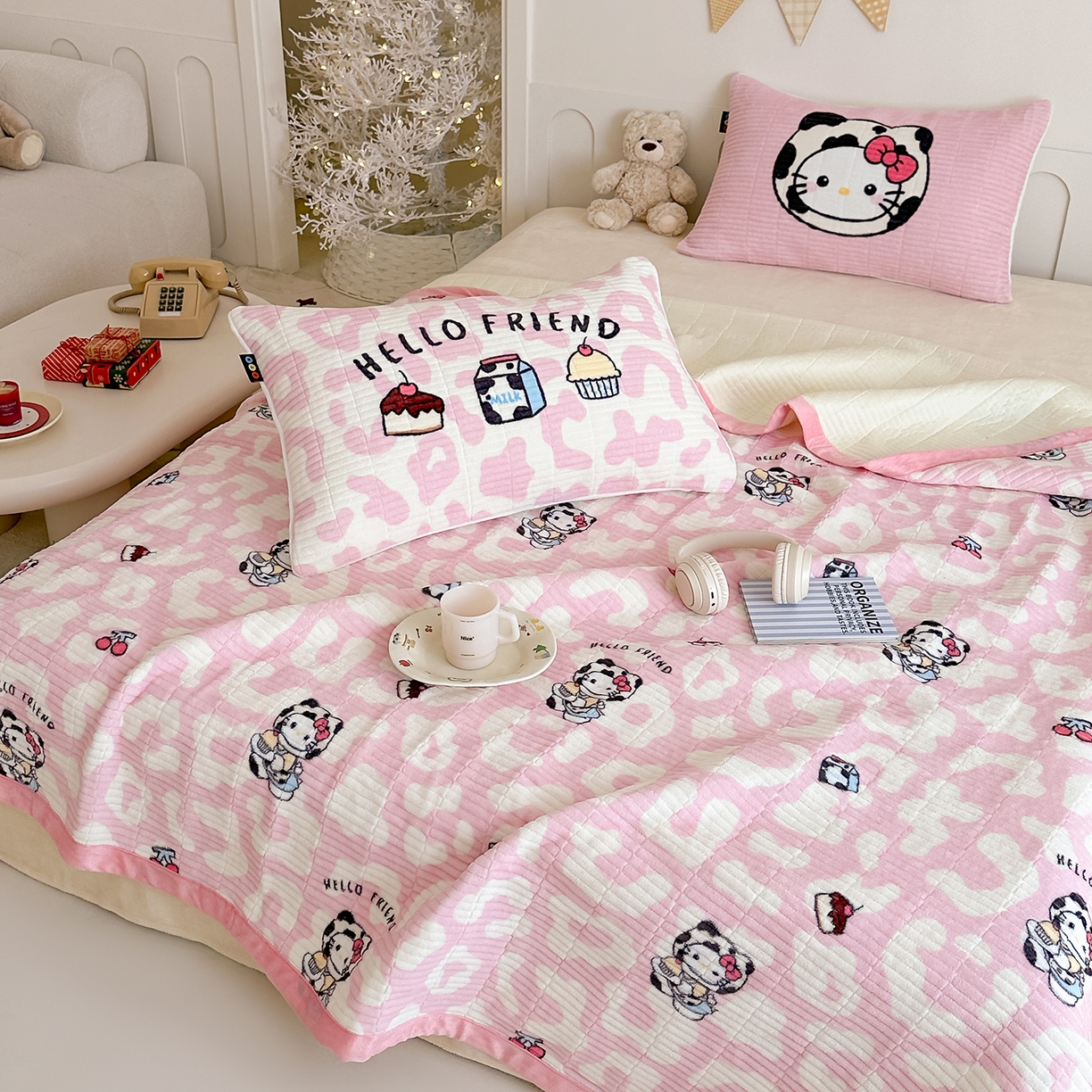 91家纺网 家纺一手货源 找家纺 RYB红黄兰 2025新款设计师原创数码印花牛奶绒夹棉床盖三件套 豹纹奶牛猫