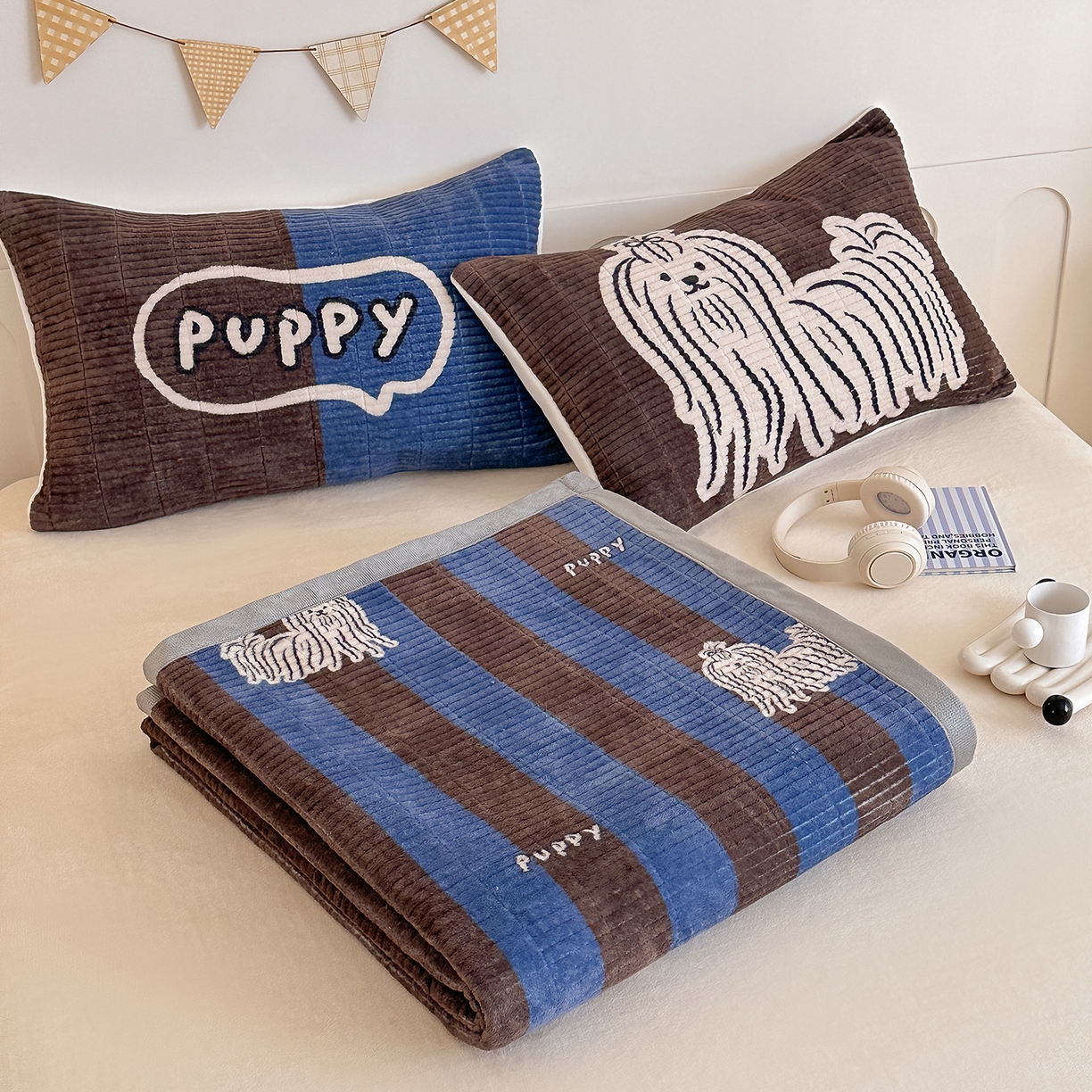 91家纺网 家纺一手货源 找家纺 RYB红黄兰 2025新款设计师原创数码印花牛奶绒夹棉床盖三件套 蓝条哈基米