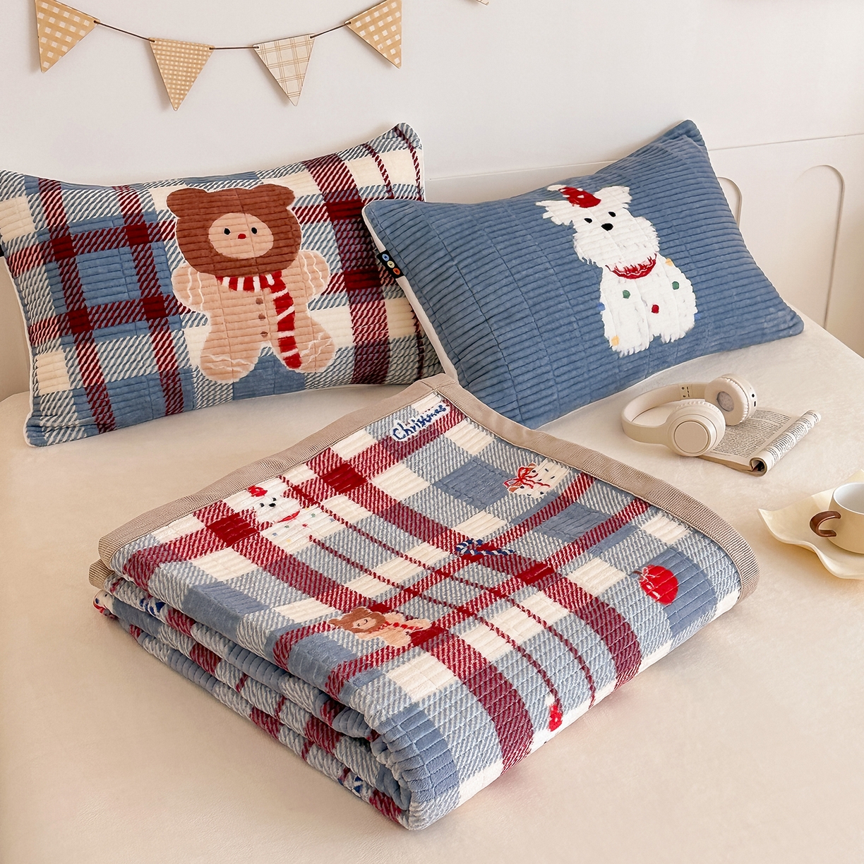 91家纺网 家纺一手货源 找家纺 RYB红黄兰 2025新款设计师原创数码印花牛奶绒夹棉床盖三件套 圣诞西高地