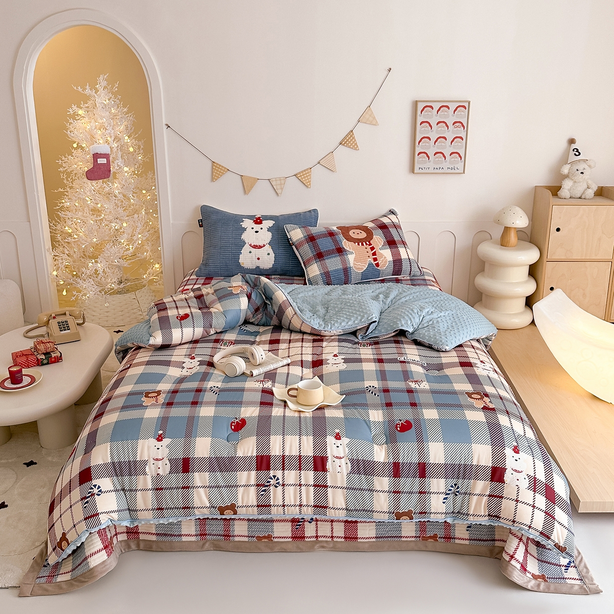 91家纺网 家纺一手货源 找家纺 RYB红黄兰 2025新款设计师原创数码印花牛奶绒夹棉床盖三件套 圣诞西高地