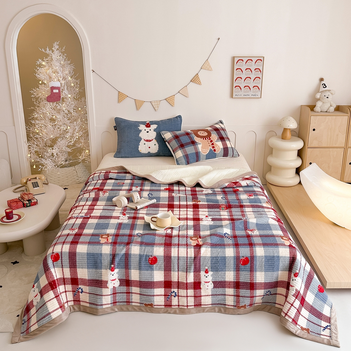 91家纺网 家纺一手货源 找家纺 RYB红黄兰 2025新款设计师原创数码印花牛奶绒夹棉床盖三件套 圣诞西高地