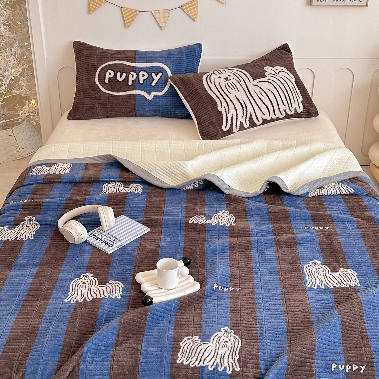 91家纺网 家纺一手货源 找家纺 RYB红黄兰 2025新款设计师原创数码印花牛奶绒夹棉床盖三件套 蓝条哈基米