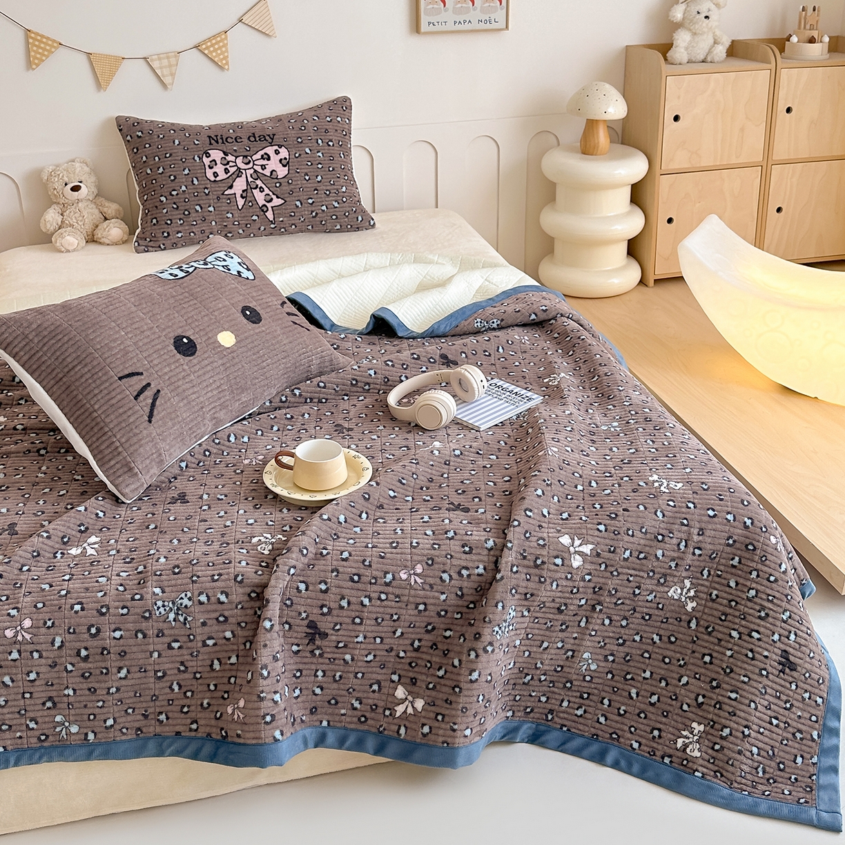 91家纺网 家纺一手货源 找家纺 RYB红黄兰 2025新款设计师原创数码印花牛奶绒夹棉床盖三件套 豹纹蝴蝶结