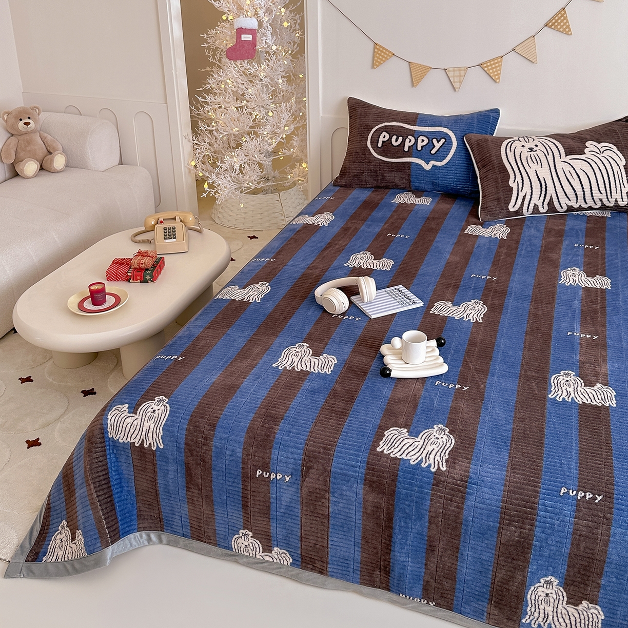 91家纺网 家纺一手货源 找家纺 RYB红黄兰 2025新款设计师原创数码印花牛奶绒夹棉床盖三件套 蓝条哈基米