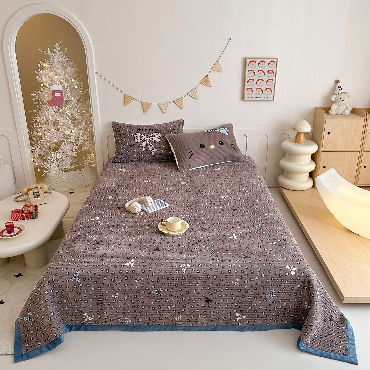 91家纺网 家纺一手货源 找家纺 RYB红黄兰 2025新款设计师原创数码印花牛奶绒夹棉床盖三件套 豹纹蝴蝶结