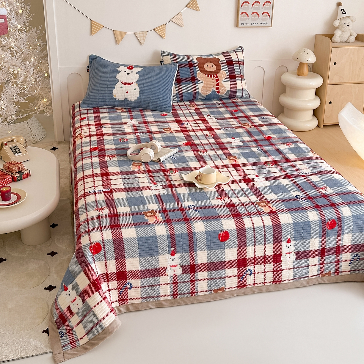 91家纺网 家纺一手货源 找家纺 RYB红黄兰 2025新款设计师原创数码印花牛奶绒夹棉床盖三件套 圣诞西高地