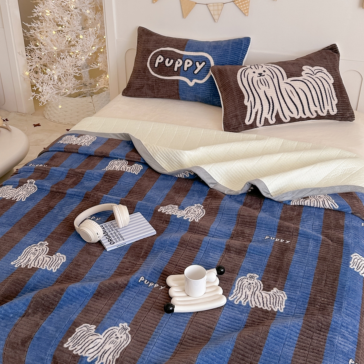 91家纺网 家纺一手货源 找家纺 RYB红黄兰 2025新款设计师原创数码印花牛奶绒夹棉床盖三件套 蓝条哈基米