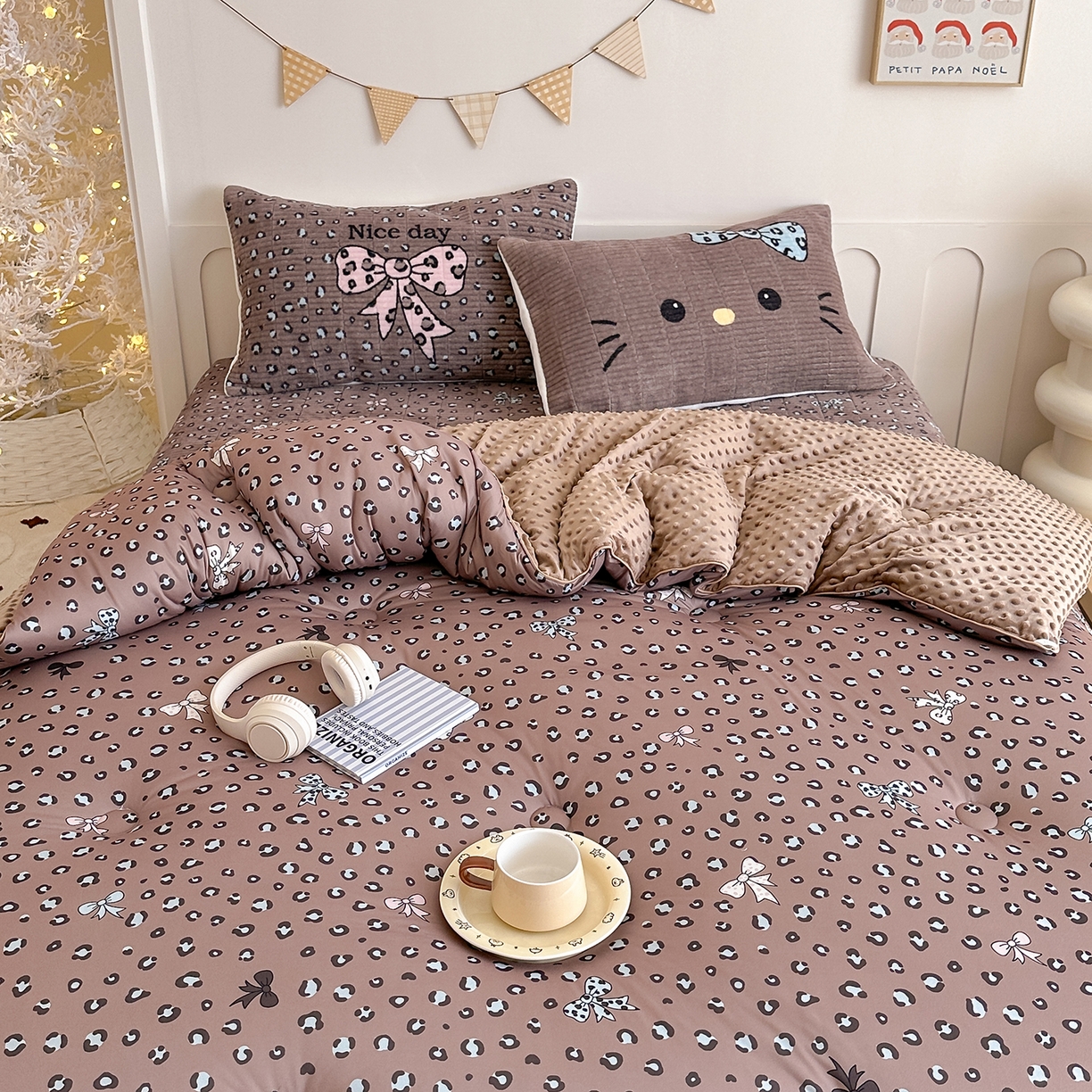 91家纺网 家纺一手货源 找家纺 RYB红黄兰 2025新款设计师原创数码印花牛奶绒夹棉床盖三件套 豹纹蝴蝶结