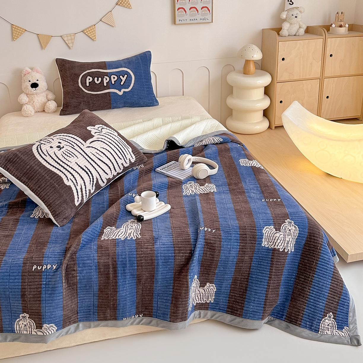 91家纺网 家纺一手货源 找家纺 RYB红黄兰 2025新款设计师原创数码印花牛奶绒夹棉床盖三件套 蓝条哈基米