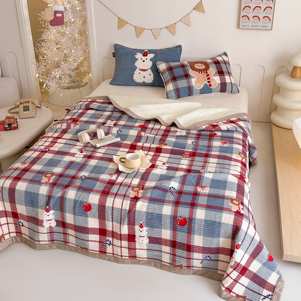 91家纺网 家纺一手货源 找家纺 RYB红黄兰 2025新款设计师原创数码印花牛奶绒夹棉床盖三件套 圣诞西高地