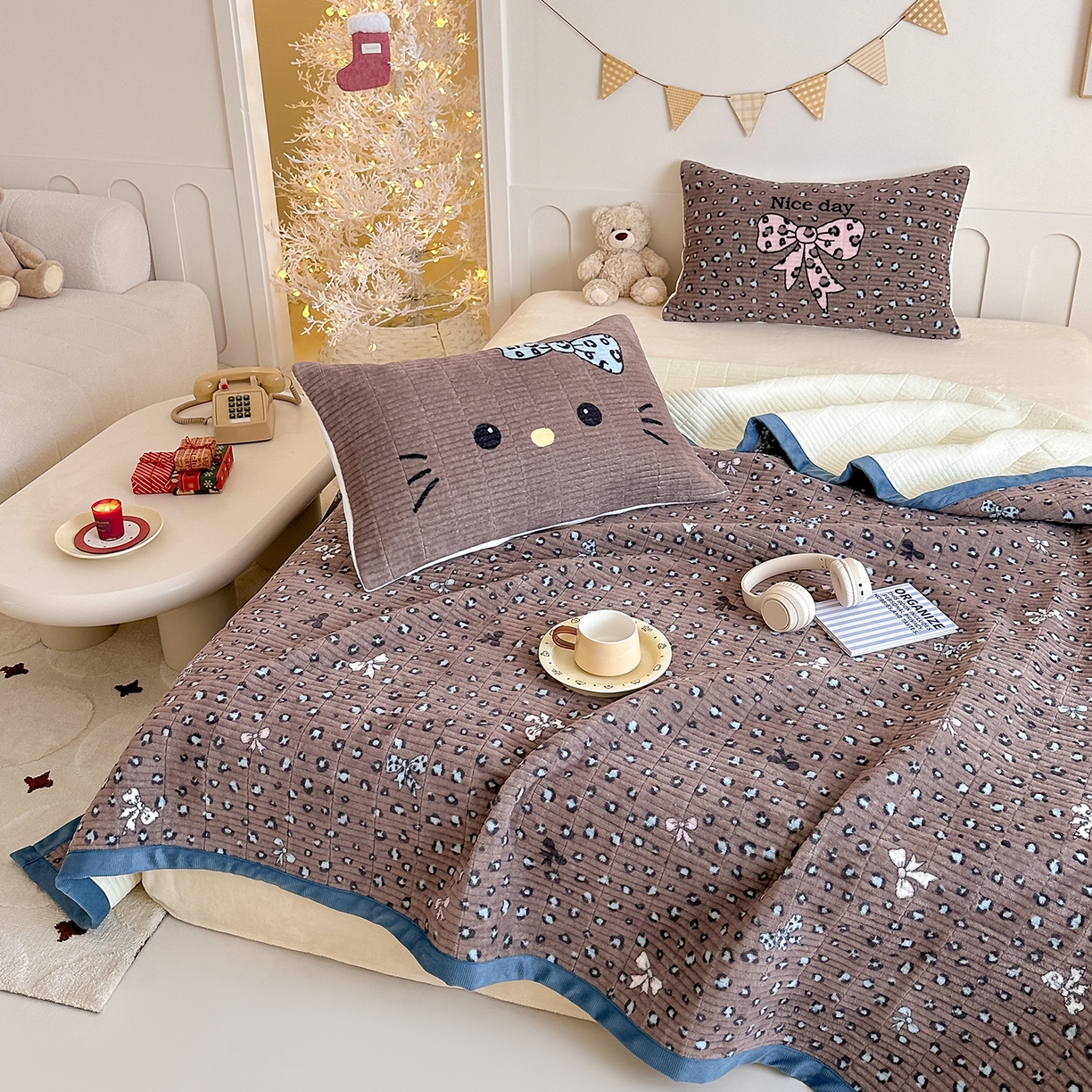 91家纺网 家纺一手货源 找家纺 RYB红黄兰 2025新款设计师原创数码印花牛奶绒夹棉床盖三件套 豹纹蝴蝶结