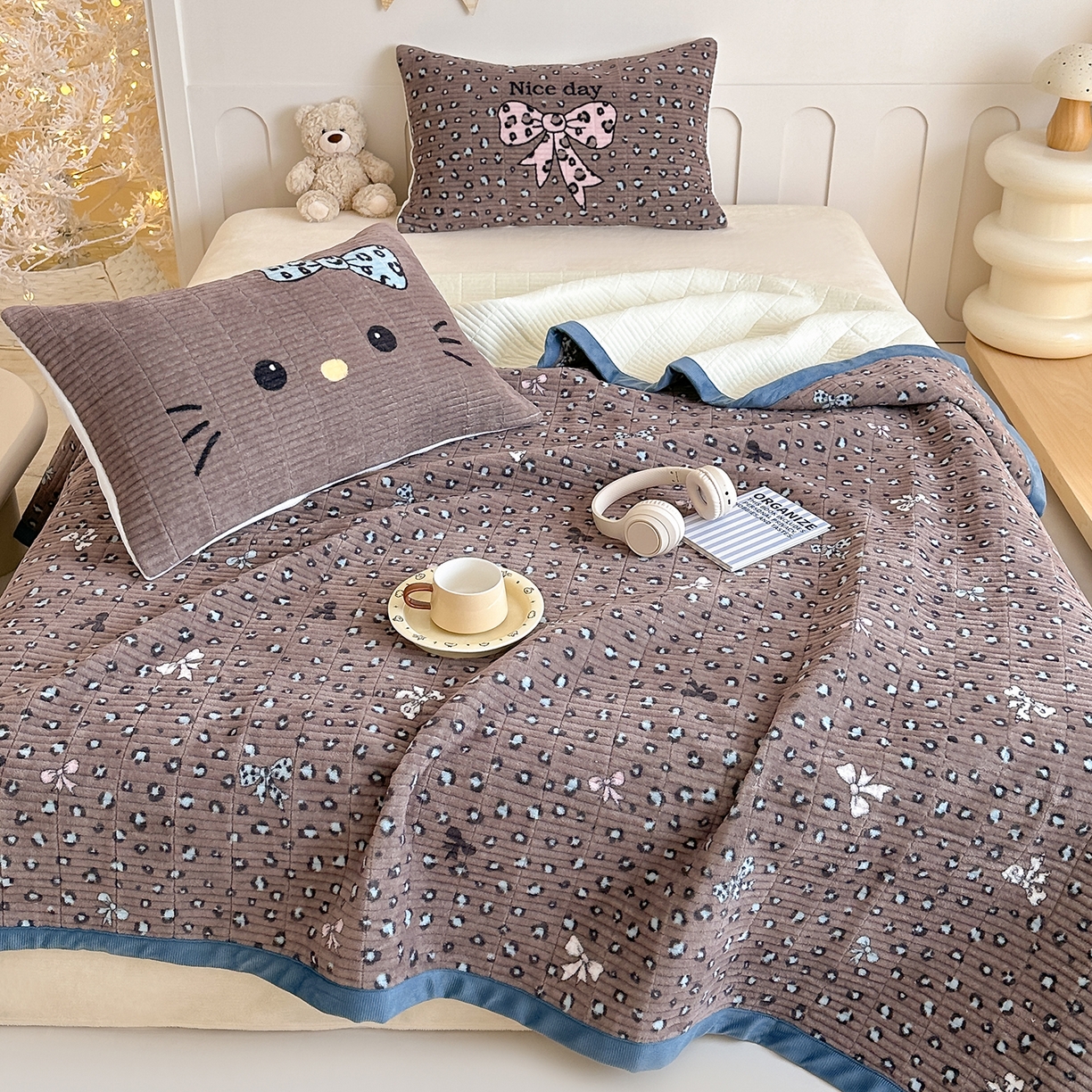 91家纺网 家纺一手货源 找家纺 RYB红黄兰 2025新款设计师原创数码印花牛奶绒夹棉床盖三件套 豹纹蝴蝶结