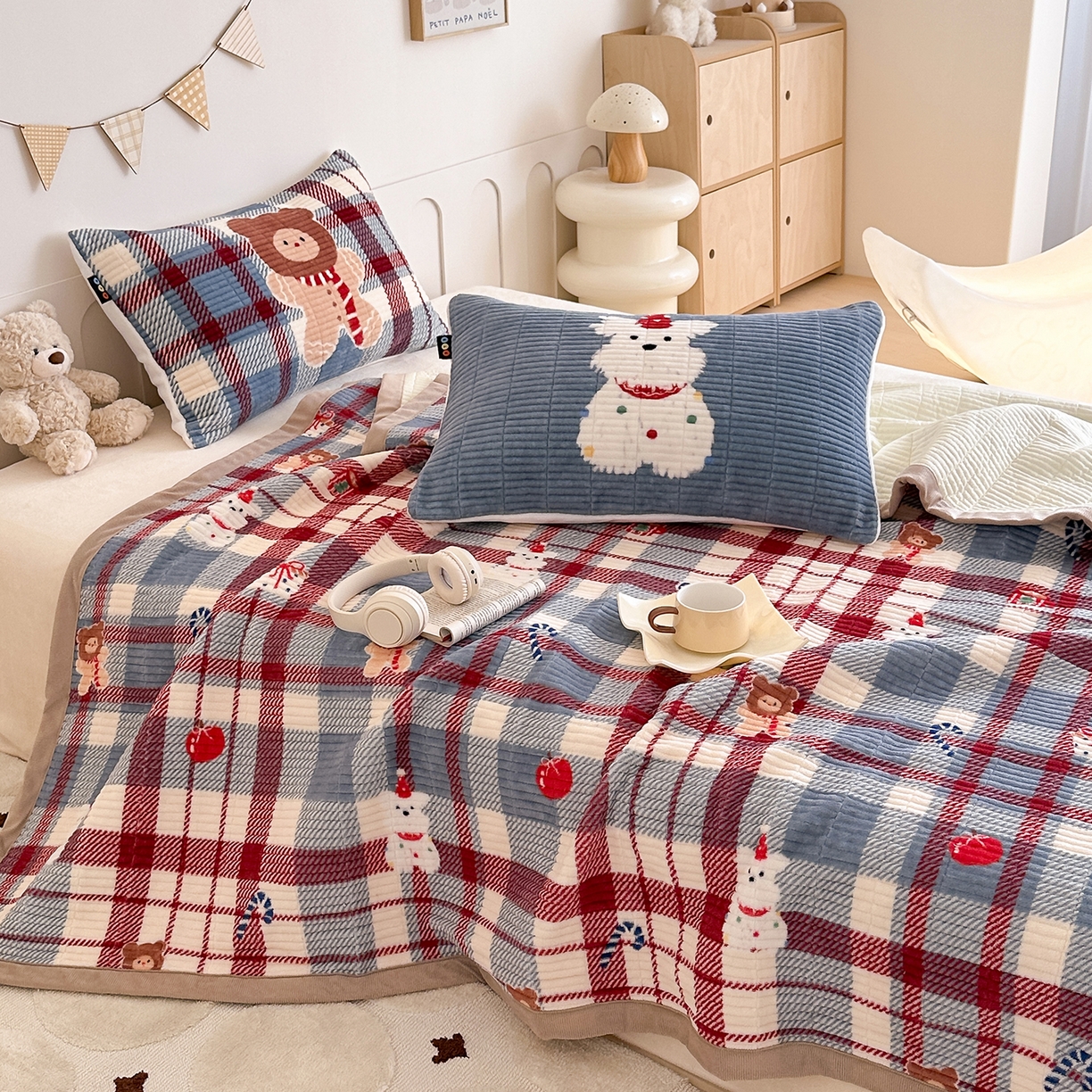 91家纺网 家纺一手货源 找家纺 RYB红黄兰 2025新款设计师原创数码印花牛奶绒夹棉床盖三件套 圣诞西高地