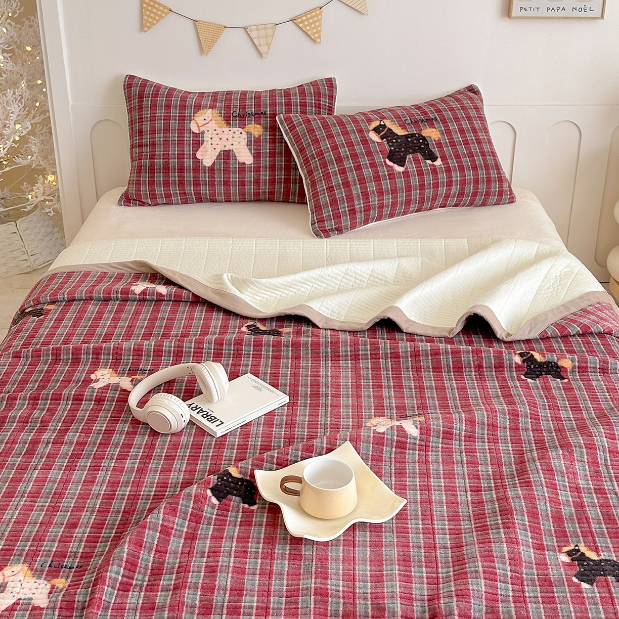 91家纺网 家纺一手货源 找家纺 RYB红黄兰 2025新款设计师原创数码印花牛奶绒夹棉床盖三件套 幸运加马