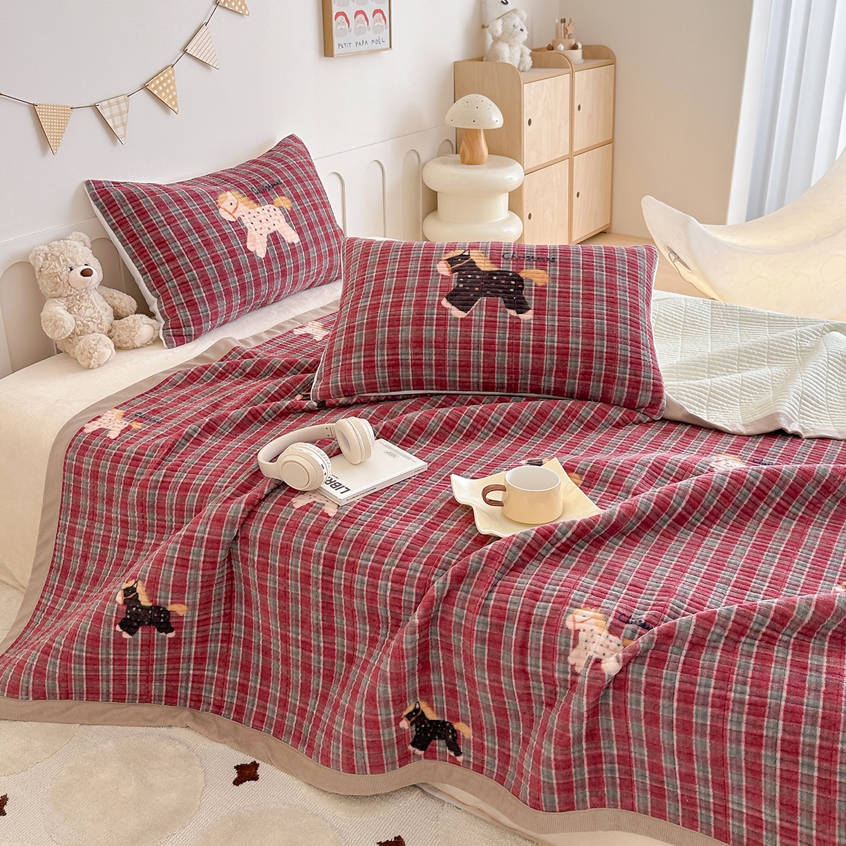 91家纺网 家纺一手货源 找家纺 RYB红黄兰 2025新款设计师原创数码印花牛奶绒夹棉床盖三件套 幸运加马