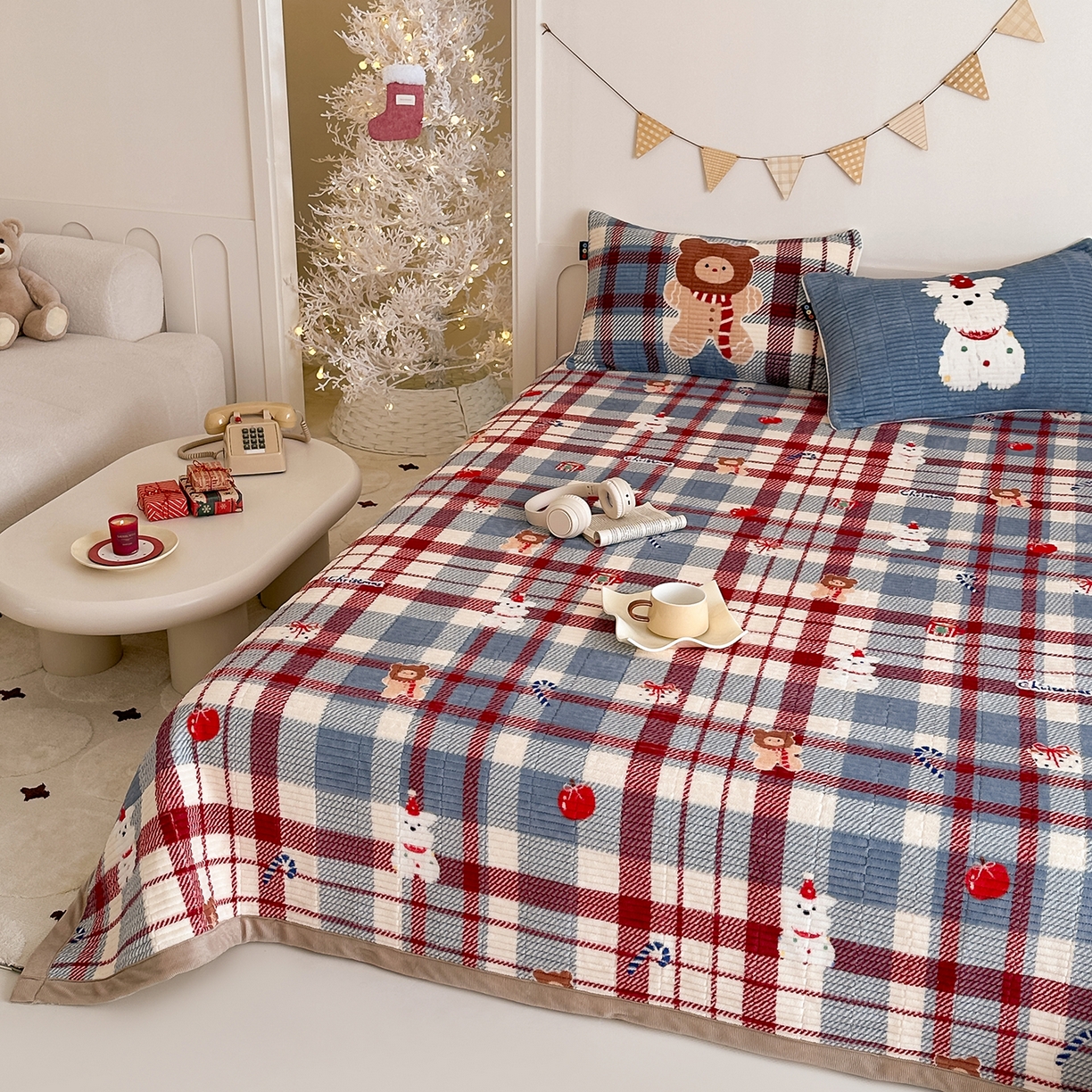 91家纺网 家纺一手货源 找家纺 RYB红黄兰 2025新款设计师原创数码印花牛奶绒夹棉床盖三件套 圣诞西高地