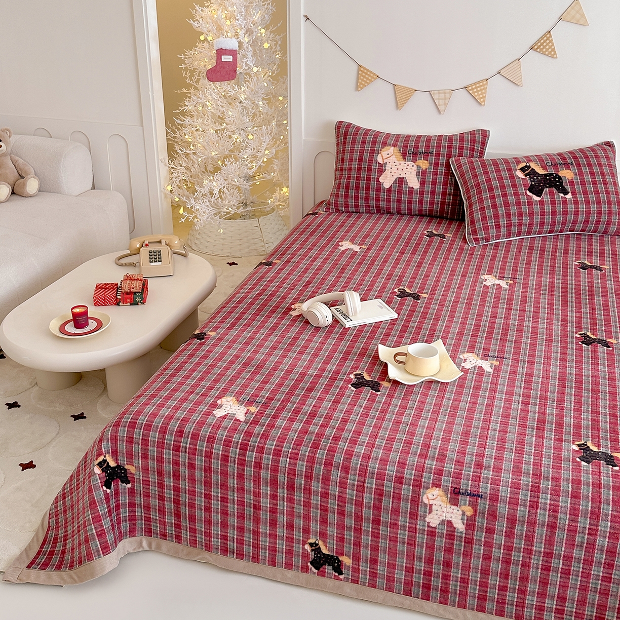 91家纺网 家纺一手货源 找家纺 RYB红黄兰 2025新款设计师原创数码印花牛奶绒夹棉床盖三件套 幸运加马