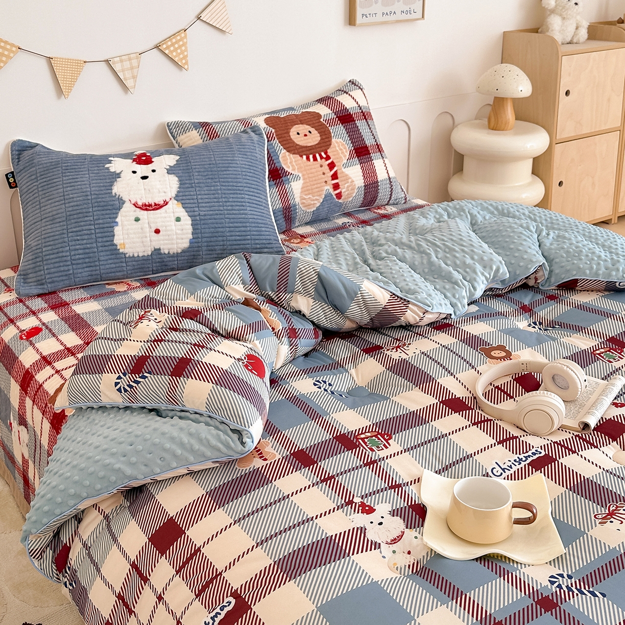 91家纺网 家纺一手货源 找家纺 RYB红黄兰 2025新款设计师原创数码印花牛奶绒夹棉床盖三件套 圣诞西高地