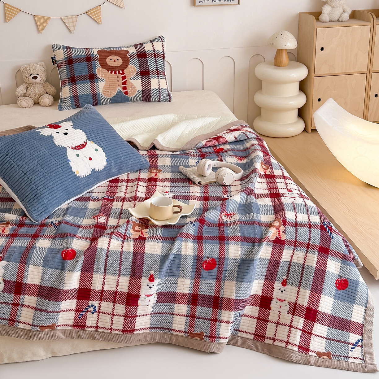 91家纺网 家纺一手货源 找家纺 RYB红黄兰 2025新款设计师原创数码印花牛奶绒夹棉床盖三件套 圣诞西高地