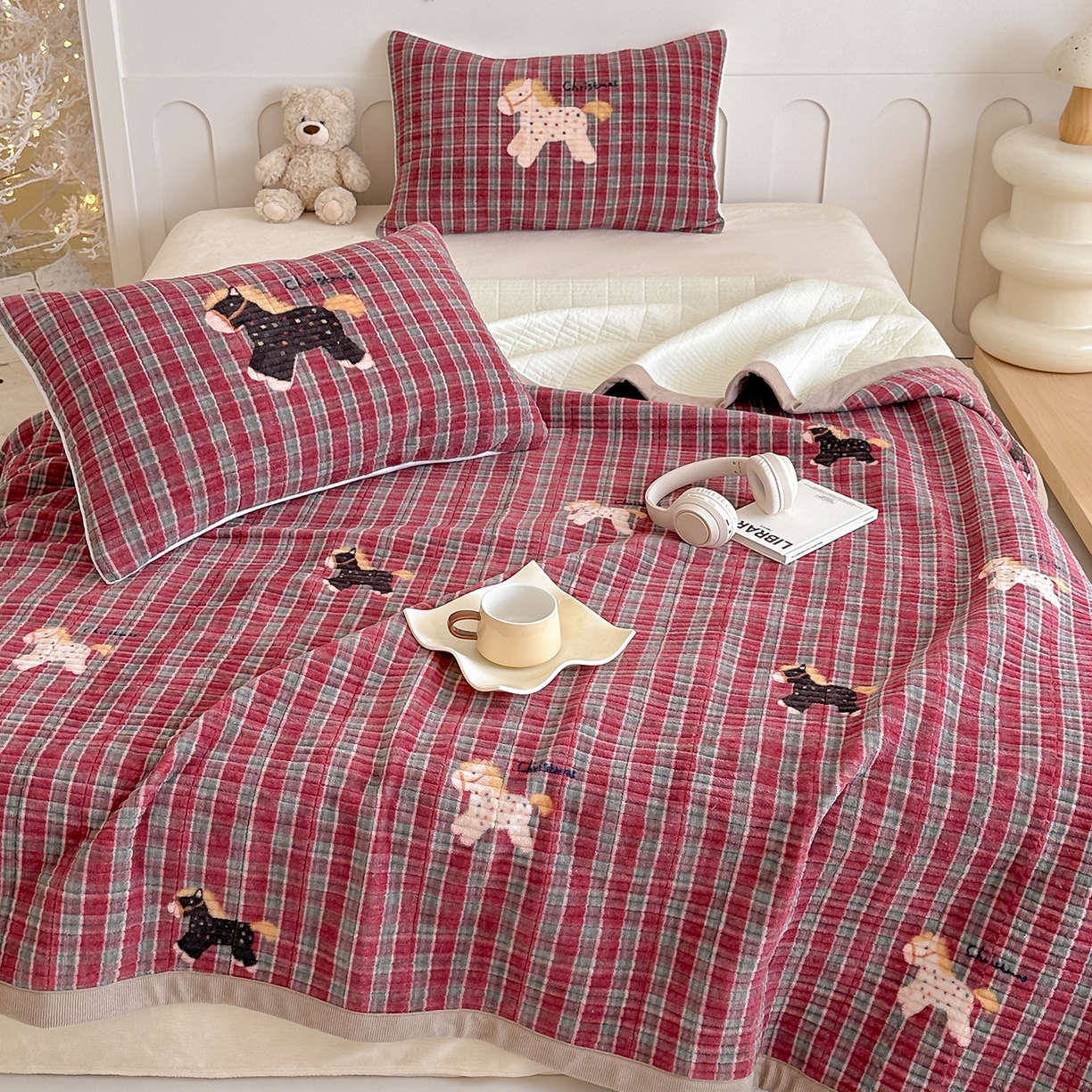 91家纺网 家纺一手货源 找家纺 RYB红黄兰 2025新款设计师原创数码印花牛奶绒夹棉床盖三件套 幸运加马