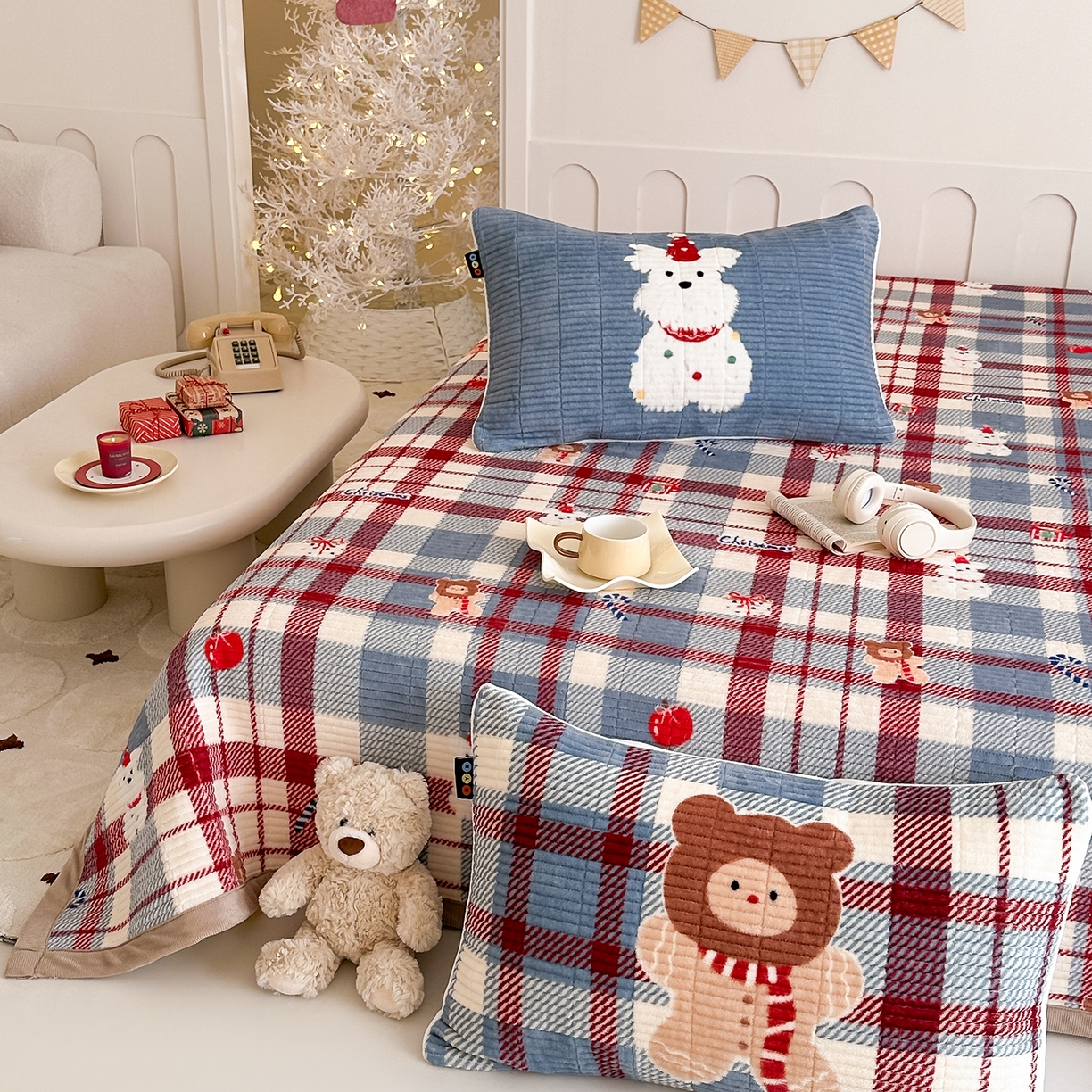 91家纺网 家纺一手货源 找家纺 RYB红黄兰 2025新款设计师原创数码印花牛奶绒夹棉床盖三件套 圣诞西高地