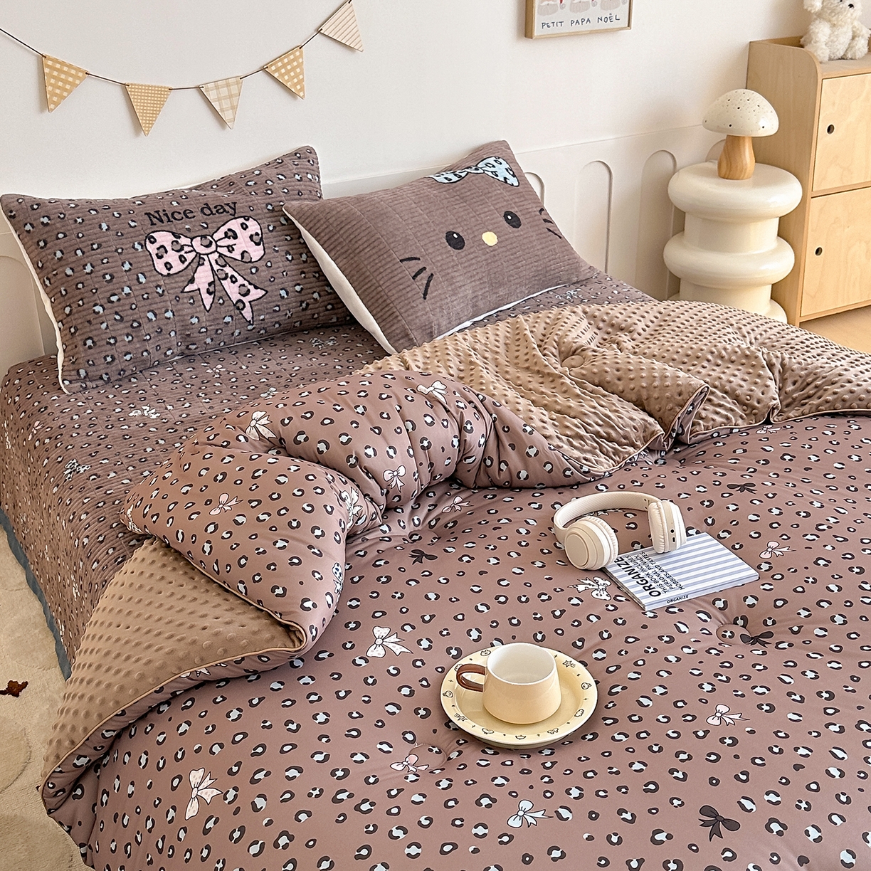 91家纺网 家纺一手货源 找家纺 RYB红黄兰 2025新款设计师原创数码印花牛奶绒夹棉床盖三件套 豹纹蝴蝶结