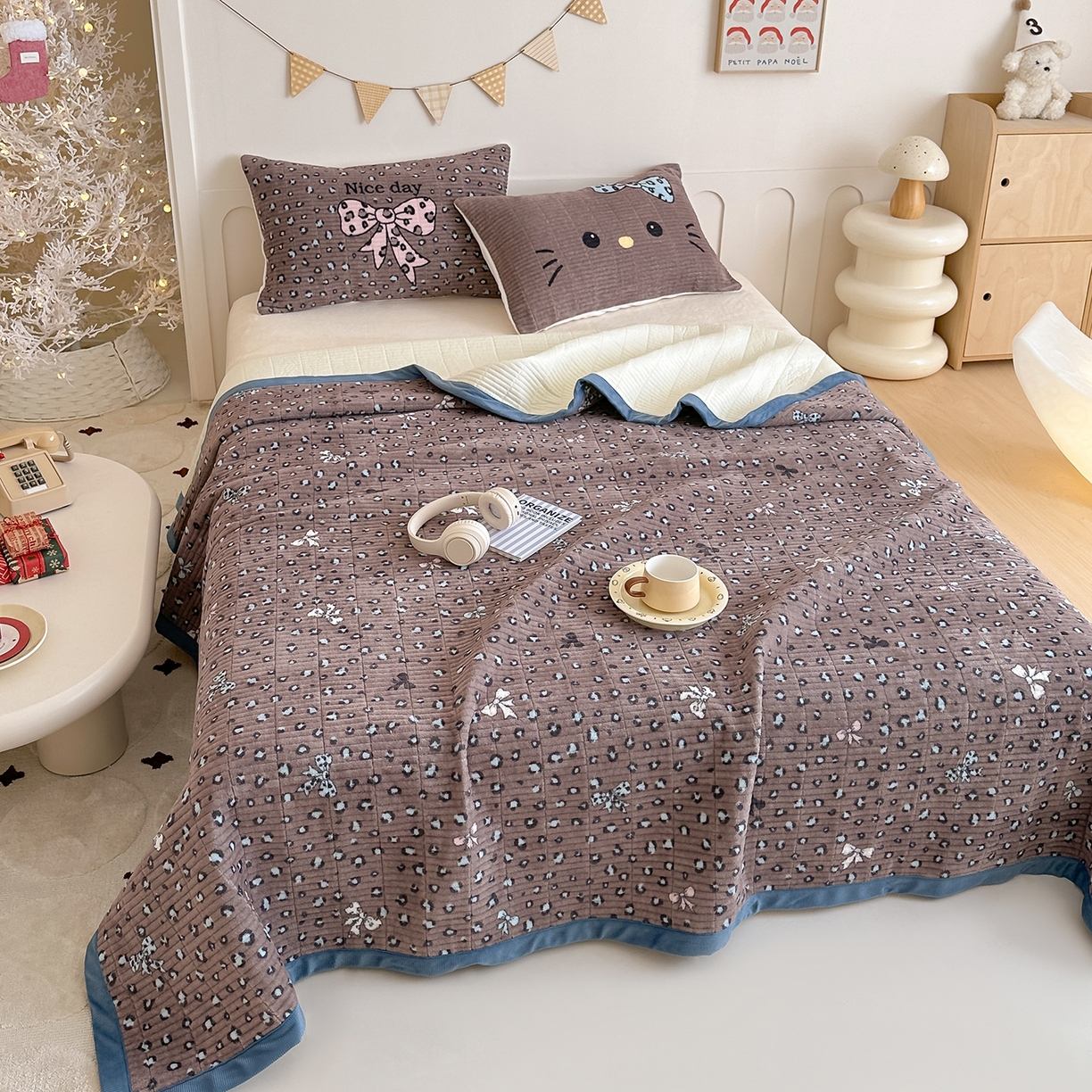 91家纺网 家纺一手货源 找家纺 RYB红黄兰 2025新款设计师原创数码印花牛奶绒夹棉床盖三件套 豹纹蝴蝶结