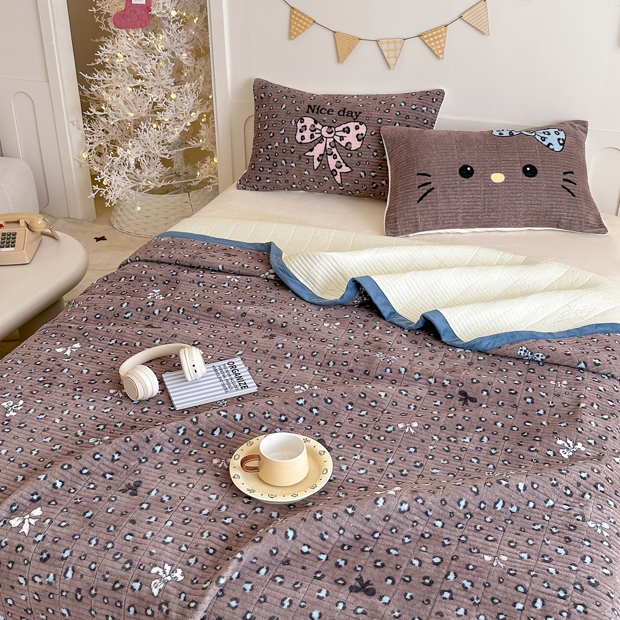 91家纺网 家纺一手货源 找家纺 RYB红黄兰 2025新款设计师原创数码印花牛奶绒夹棉床盖三件套 豹纹蝴蝶结