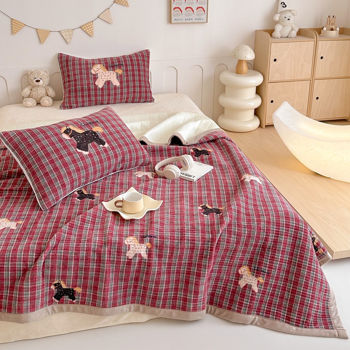 91家纺网 家纺一手货源 找家纺 RYB红黄兰 2025新款设计师原创数码印花牛奶绒夹棉床盖三件套 幸运加马