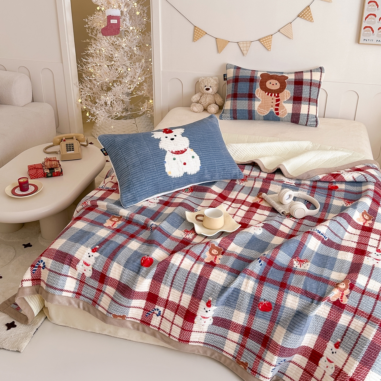 91家纺网 家纺一手货源 找家纺 RYB红黄兰 2025新款设计师原创数码印花牛奶绒夹棉床盖三件套 圣诞西高地