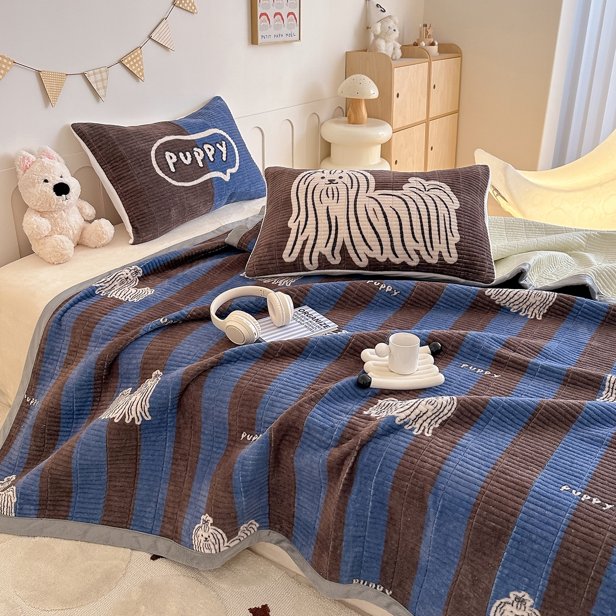 91家纺网 家纺一手货源 找家纺 RYB红黄兰 2025新款设计师原创数码印花牛奶绒夹棉床盖三件套 蓝条哈基米