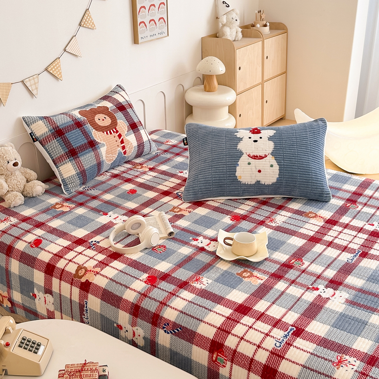 91家纺网 家纺一手货源 找家纺 RYB红黄兰 2025新款设计师原创数码印花牛奶绒夹棉床盖三件套 圣诞西高地