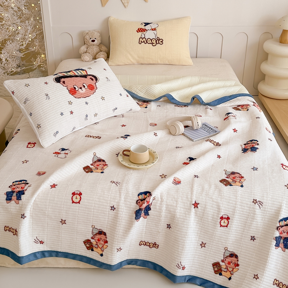 91家纺网 家纺一手货源 找家纺 RYB红黄兰 2025新款设计师原创数码印花牛奶绒夹棉床盖三件套 魔法星星熊