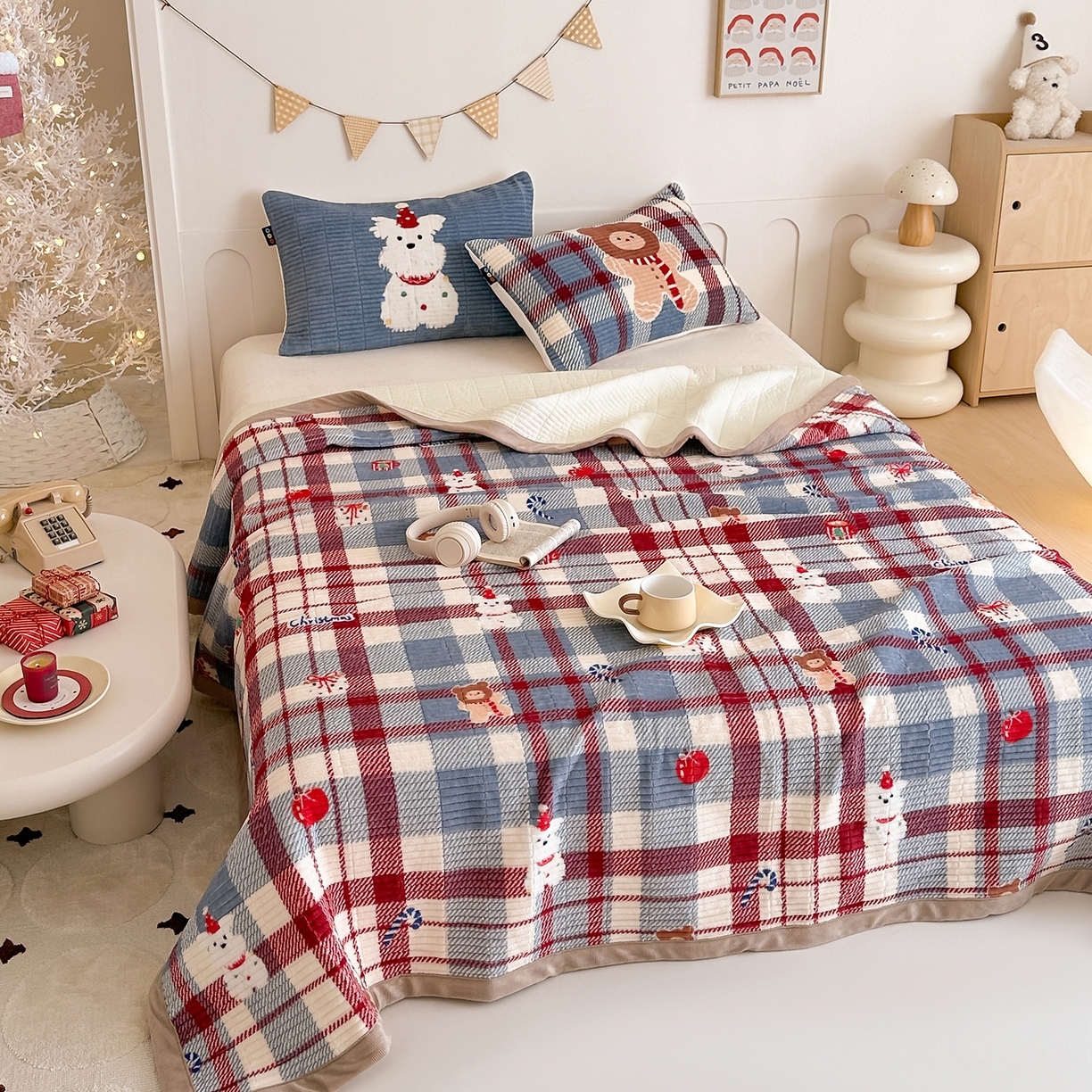 91家纺网 家纺一手货源 找家纺 RYB红黄兰 2025新款设计师原创数码印花牛奶绒夹棉床盖三件套 圣诞西高地