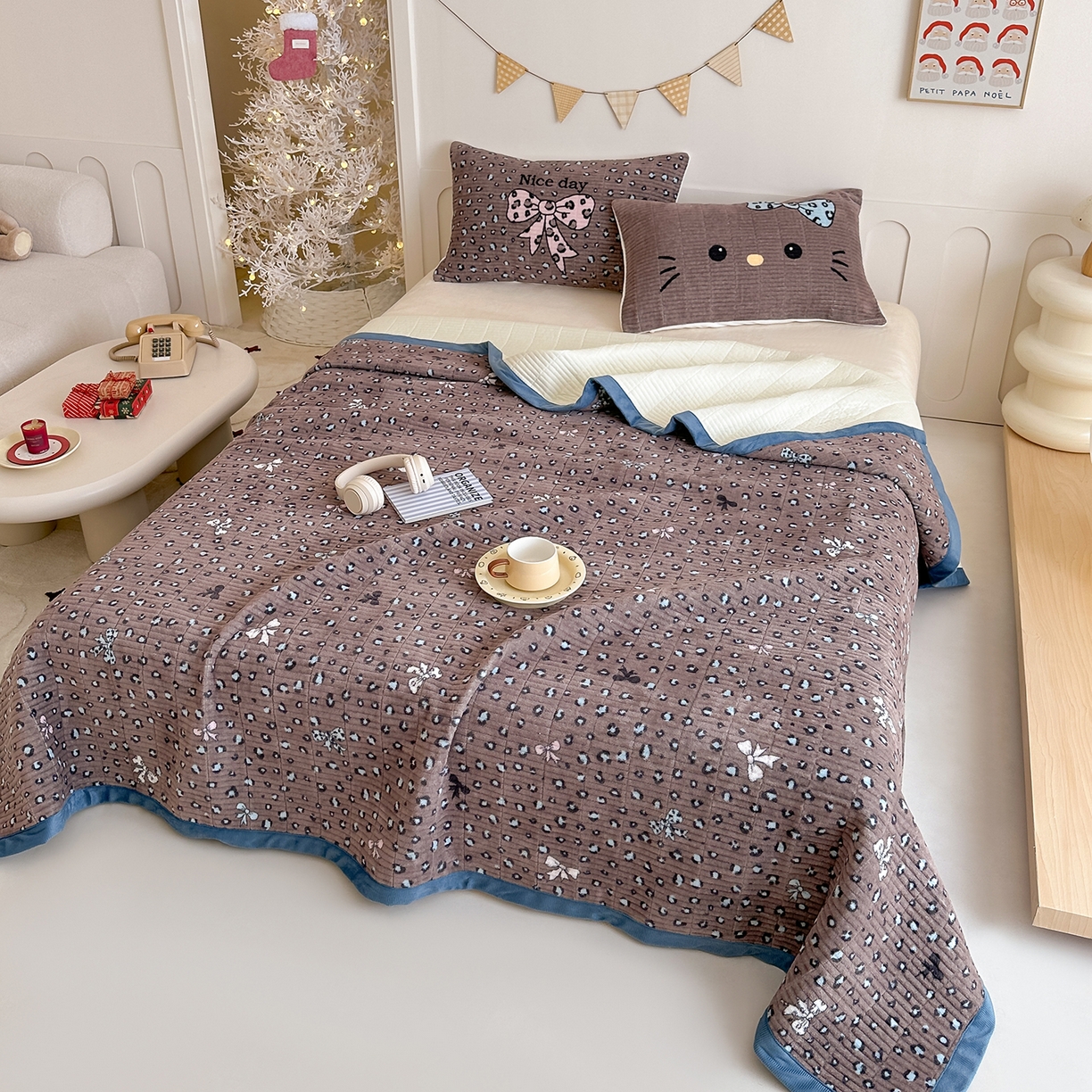 91家纺网 家纺一手货源 找家纺 RYB红黄兰 2025新款设计师原创数码印花牛奶绒夹棉床盖三件套 豹纹蝴蝶结