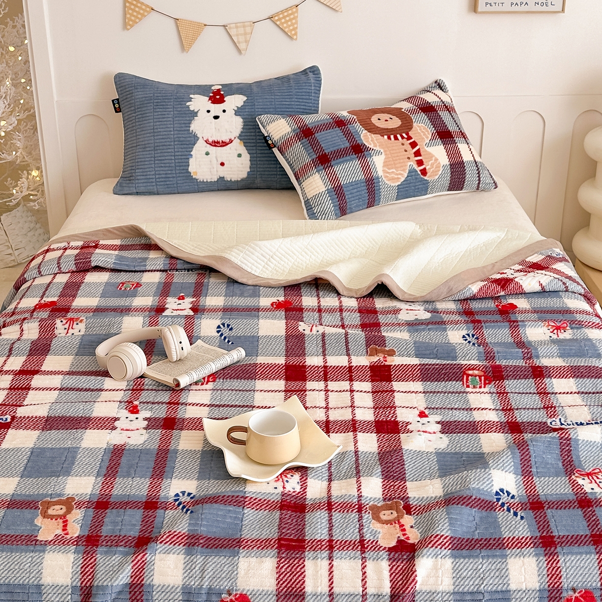 91家纺网 家纺一手货源 找家纺 RYB红黄兰 2025新款设计师原创数码印花牛奶绒夹棉床盖三件套 圣诞西高地