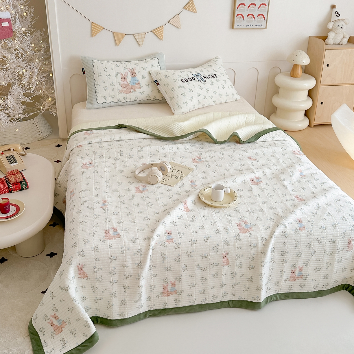 91家纺网 家纺一手货源 找家纺 RYB红黄兰 2025新款设计师原创数码印花牛奶绒夹棉床盖三件套 森林兔子