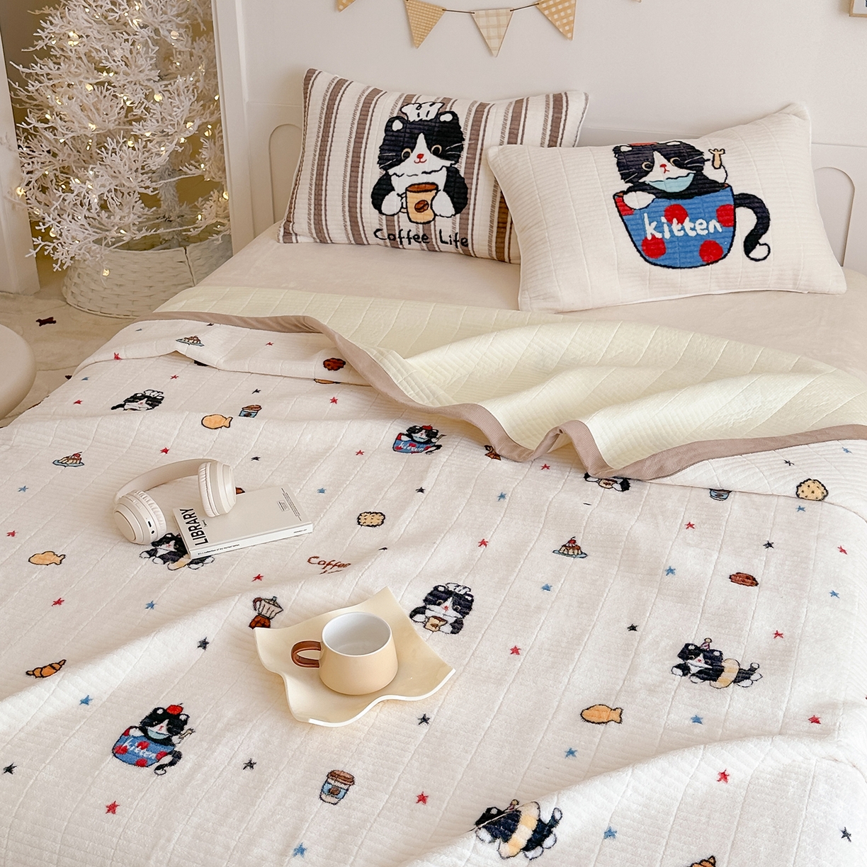 91家纺网 家纺一手货源 找家纺 RYB红黄兰 2025新款设计师原创数码印花牛奶绒夹棉床盖三件套 黑猫日记