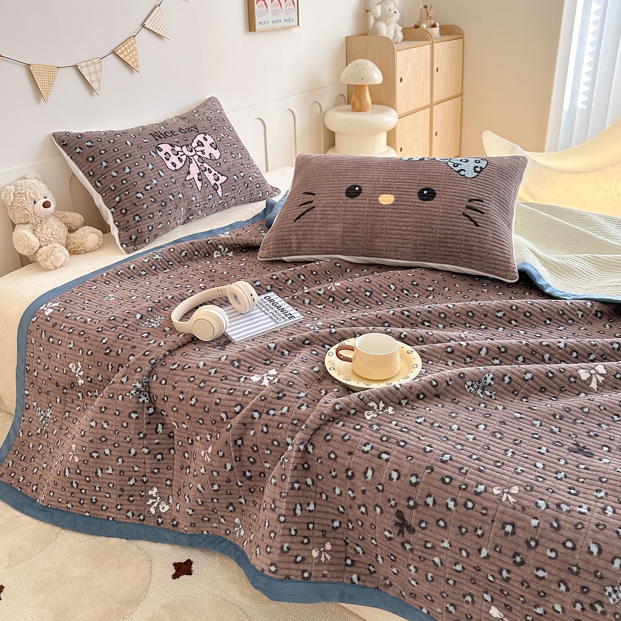 91家纺网 家纺一手货源 找家纺 RYB红黄兰 2025新款设计师原创数码印花牛奶绒夹棉床盖三件套 豹纹蝴蝶结