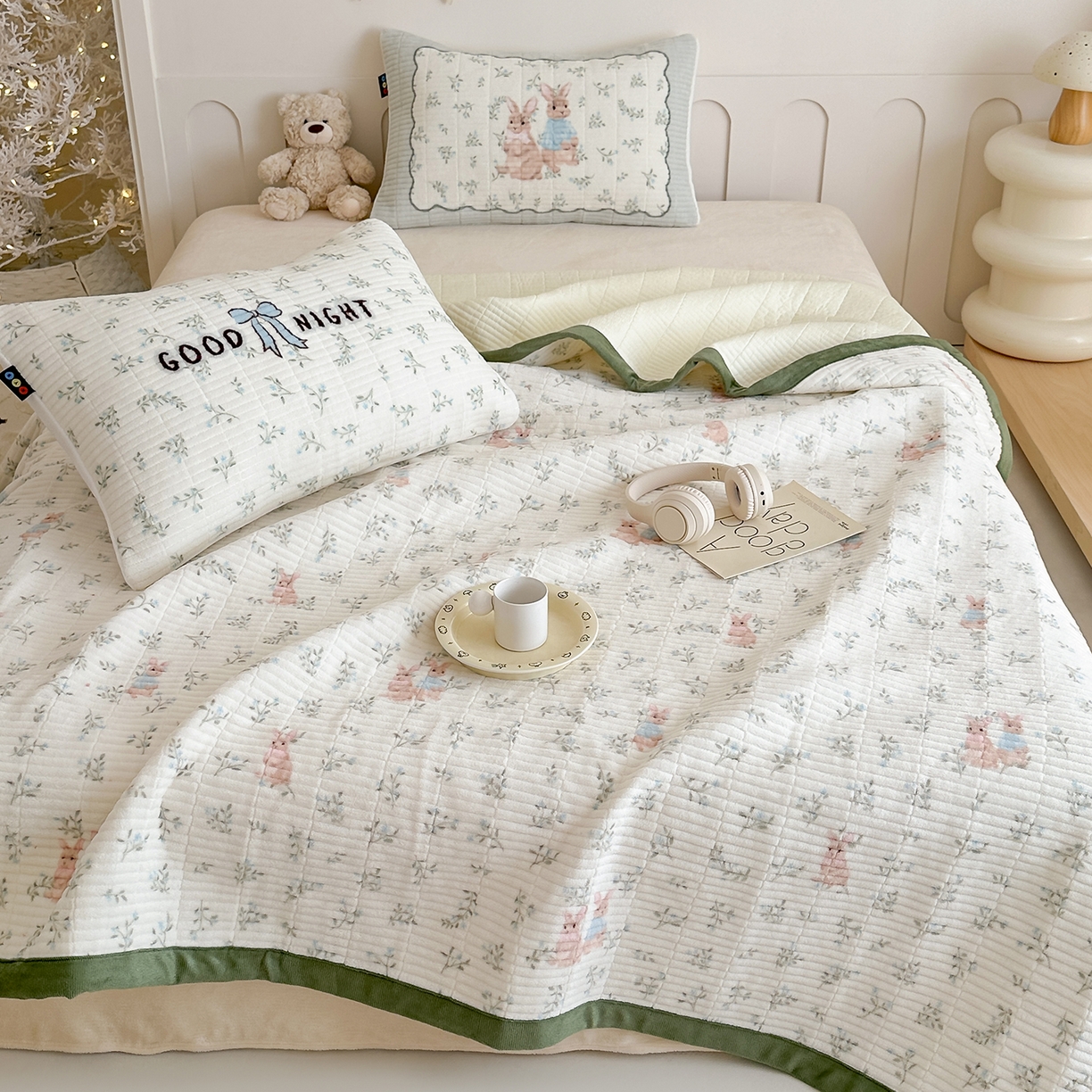 91家纺网 家纺一手货源 找家纺 RYB红黄兰 2025新款设计师原创数码印花牛奶绒夹棉床盖三件套 森林兔子