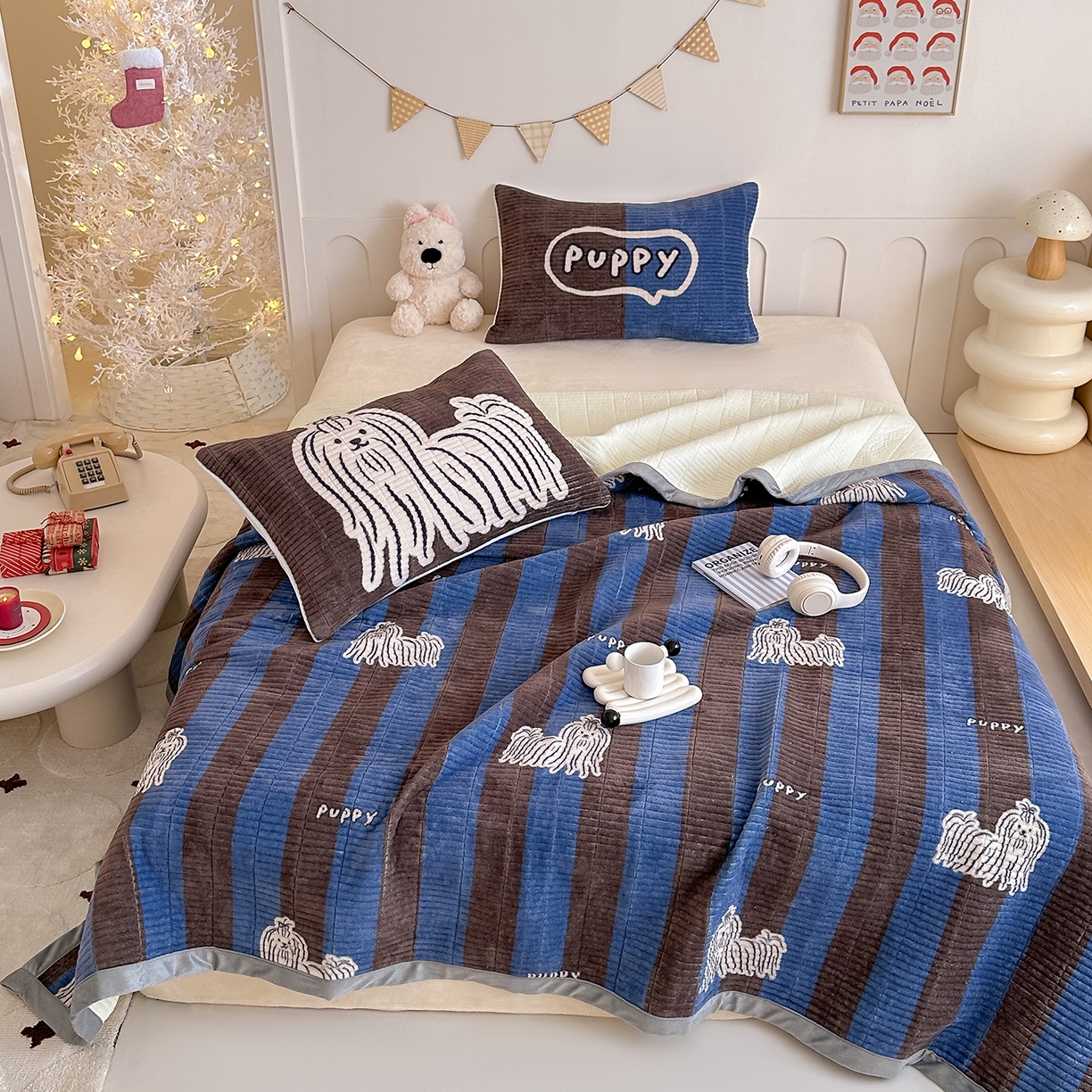 91家纺网 家纺一手货源 找家纺 RYB红黄兰 2025新款设计师原创数码印花牛奶绒夹棉床盖三件套 蓝条哈基米